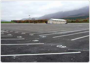 Campa de estacionamiento de autom&oacute;viles, camiones, caravanas, autocaravanas y camiones